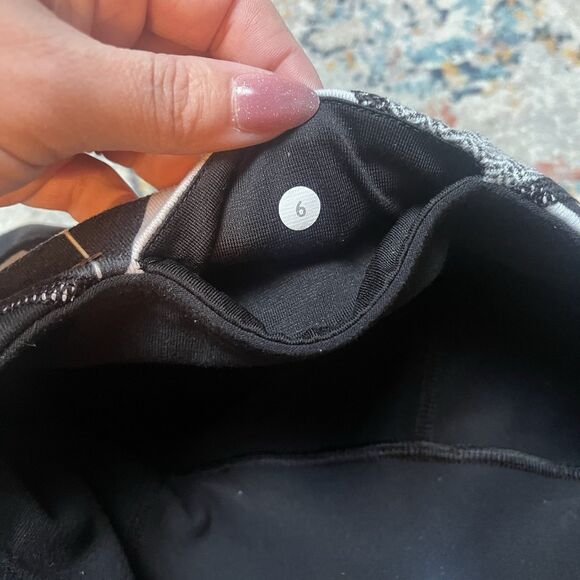 Lululemon Flare Size 6 Black Leggings With Black And White Waist Reversible - Picture 9 of 11